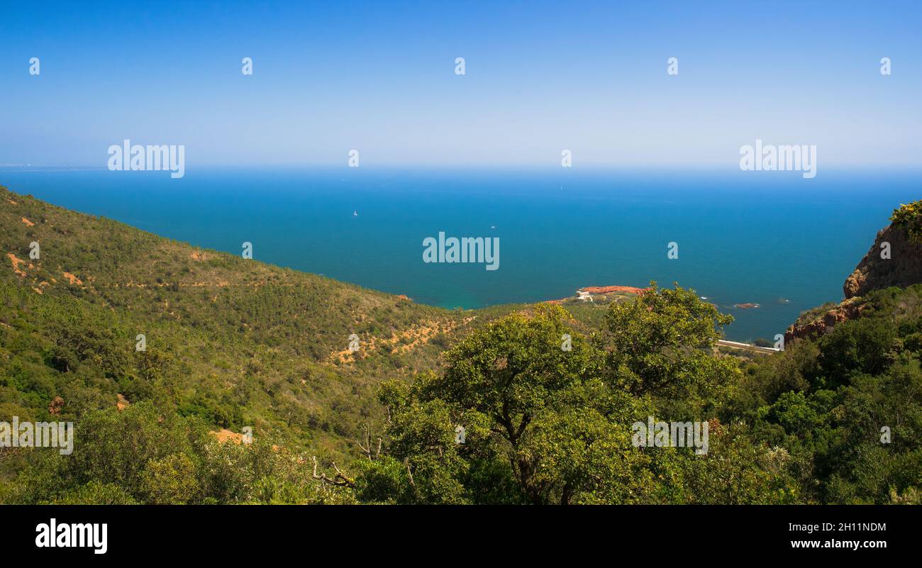 Großes Panorama auf `l'Esterel` verborgenem Juwel in der Nähe von Cannes und Antibes. Blauer Himmel und mittelmeer. Stockfoto